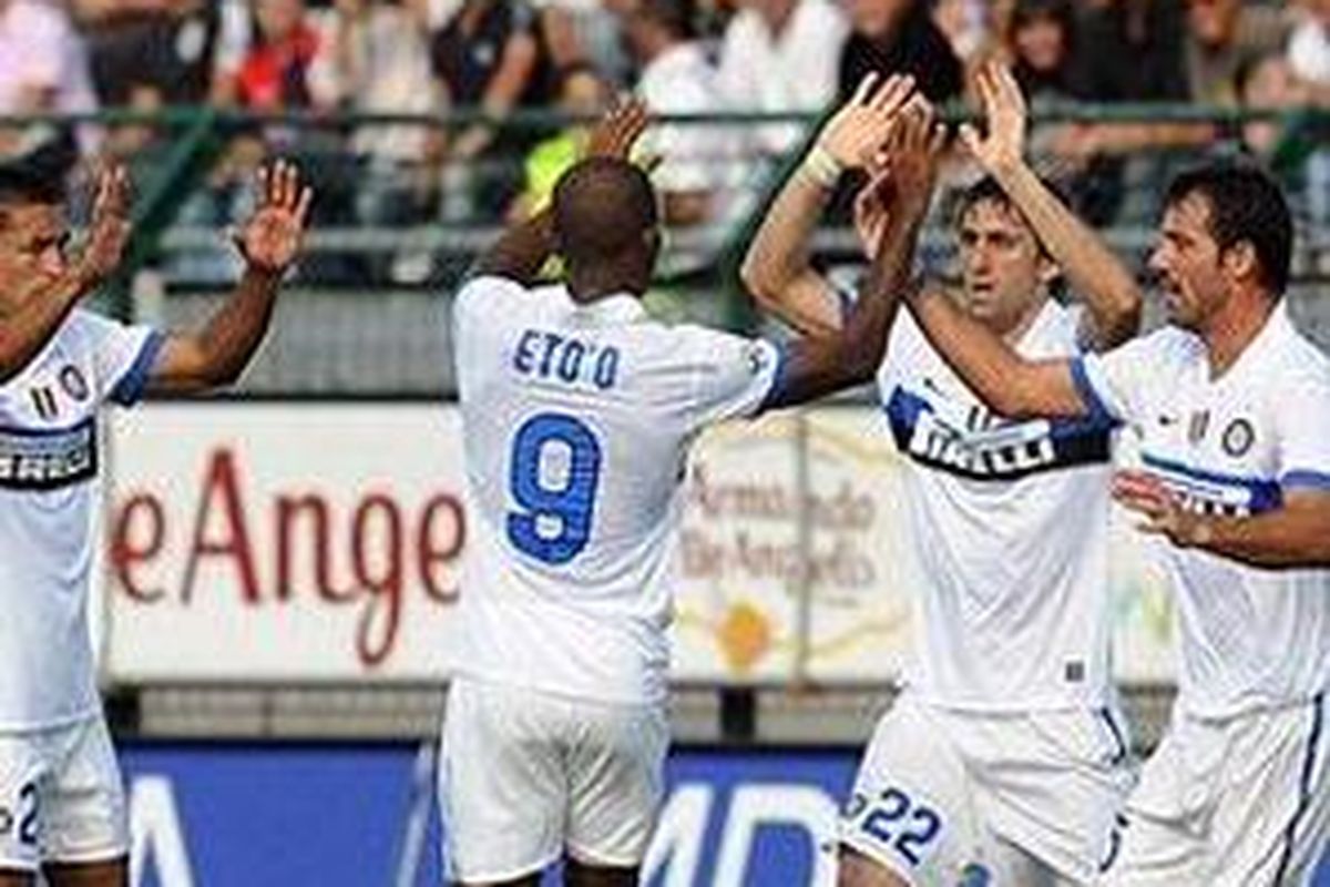 Para pemain Inter Milan merayakan gol Diego Milito (dua dari kanan) ke gawang Cagliari dalam lanjutan Liga Serie A Italia, Minggu (20/9).