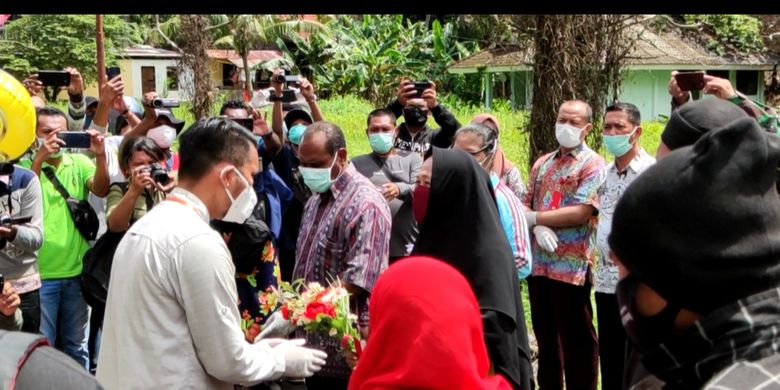 Tim dokter menyerahkan bunga kepada RK pasien pertama Covid-19 