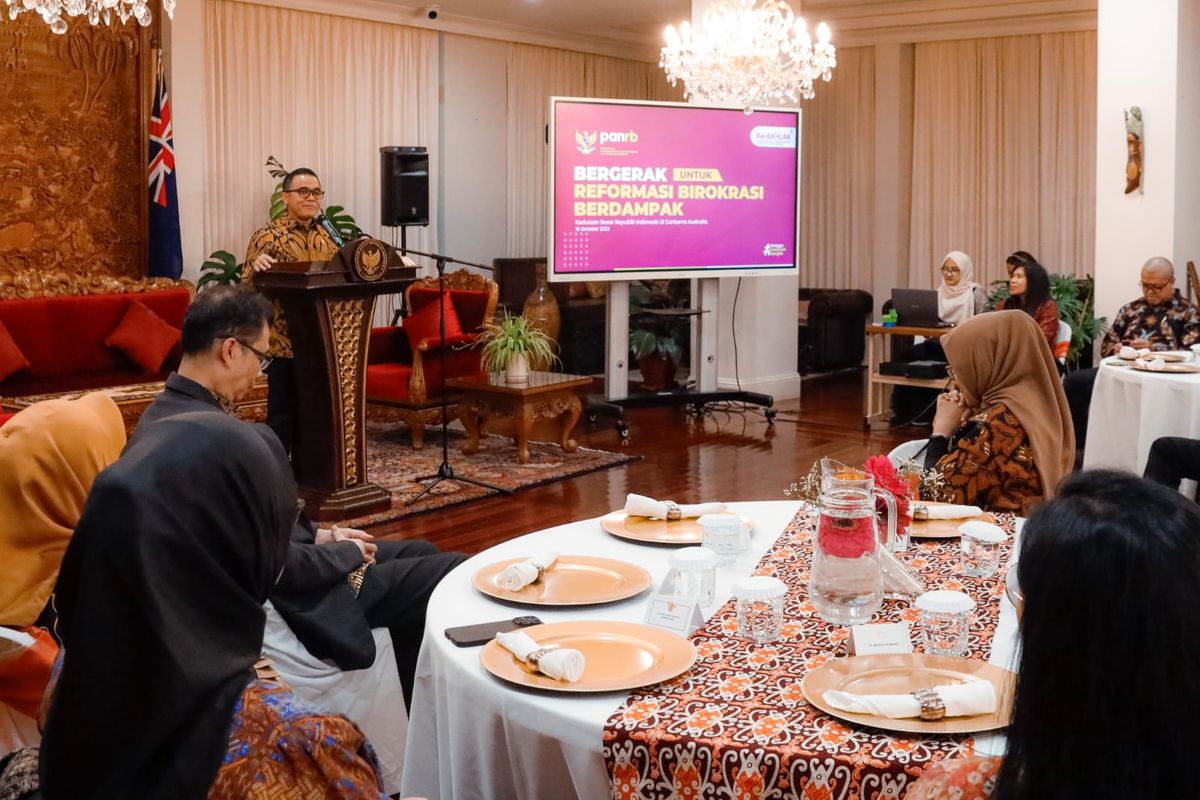 Menteri Pendayagunaan Aparatur Sipil Negara Reformasi Birokrasi (Menpan-RB) Abdullah Azwar Anas berdialog di hadapan jajaran KBRI Canberra, Australia, Senin (16/10/2023).
