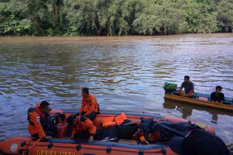 Proses pencarian yang dilakukan petugas di sekitar lokasi tenggelamnya speedboat yang mengangkut rombongan anak TK di DesaNanga Lungu, Kecamatan Silat Hulu, Kabupaten Kapuas Hulu, Kalimantan Barat (22/4/2017) 