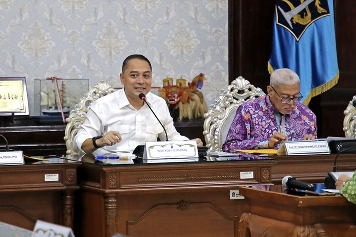 Wali Kota Surabaya, Eri Cahyadi (tengah), di Balai Kota Surabaya.