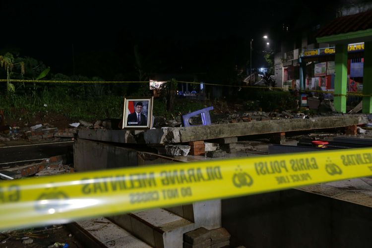 Lokasi tembok bangunan yang roboh di Madrasah Tsanawiyah (MTs) Negeri 19, Jalan Pinang Kalijati, Pondok Labu, Cilandak, Jakarta Selatan, Jumat (7/10/2022).  Akibat peristiwa ini 3 orang siswa meninggal dunia dan 1 orang luka-luka.