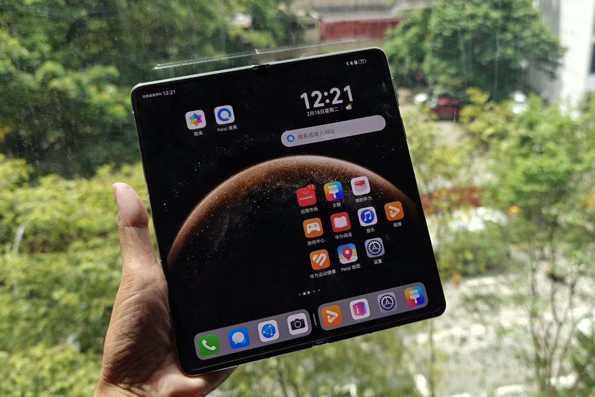 Layar Huawei Mate X6 ketika dibentangkan, dalam genggaman.