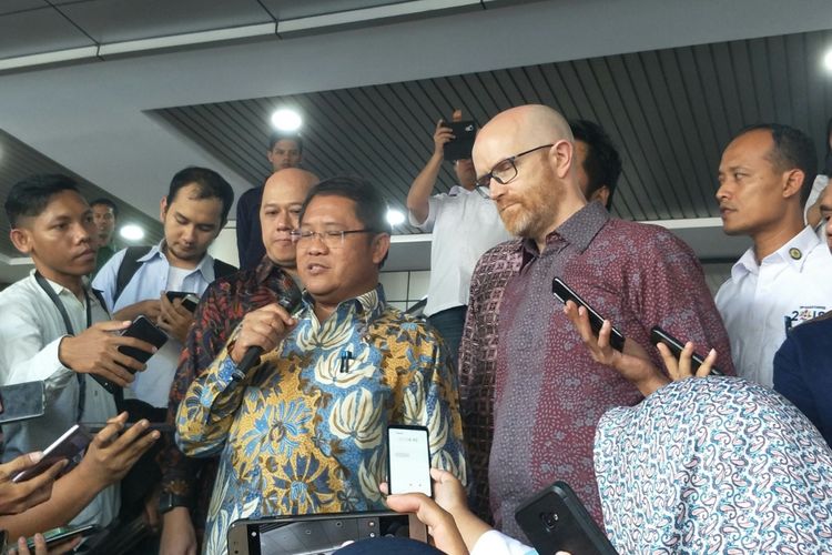 Menteri Komunikasi dan Informatika (Menkominfo) Rudiantara dan Vice President and Public Policy Facebook, Simon Milner, di Gedung Kominfo Medan Merdeka, Jakarta, Senin (7/4/2018), 
