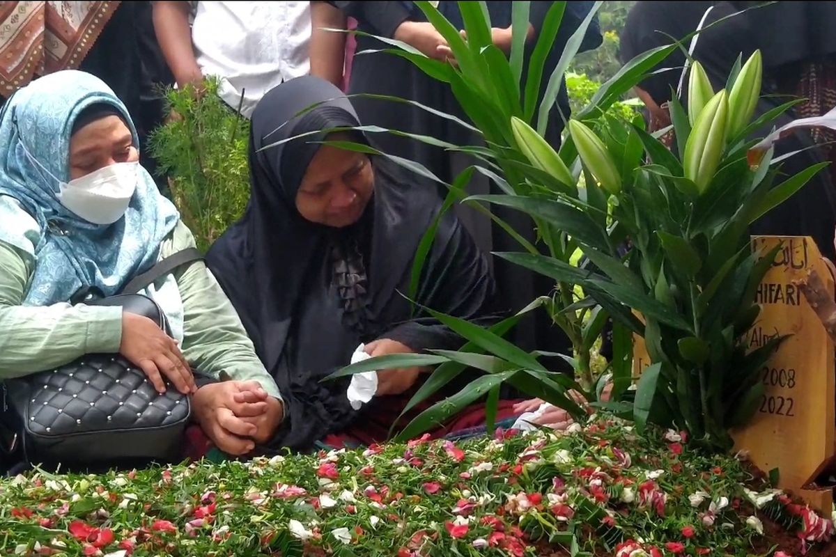 Suasana pemakaman Dicka Syafa Ghifari, korban robohnya tembok MTsN 19 Pondok Labu di TPU Johar, Cinere, Depok, Jumat (7/10/2022).