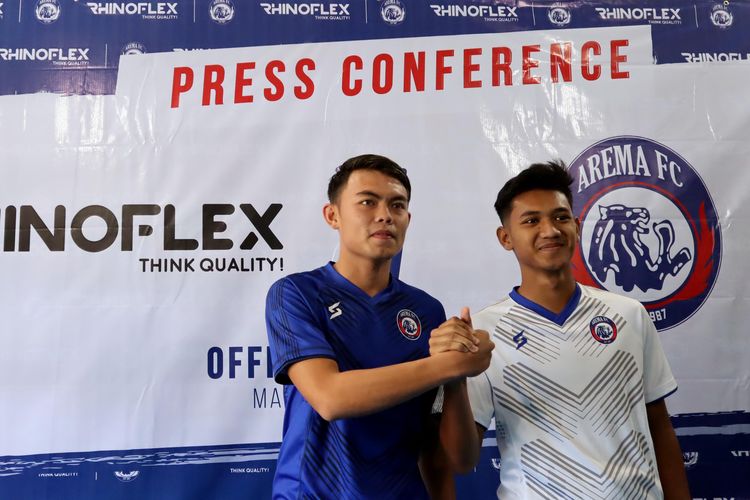 Pemain muda Arema FC, Vikrian Agung (kiri) dan Titan Agung (kanan) saat pengenalan jersey pramusim di Kantor Arema FC, Jawa Timur, Sabtu (11/112020) siang.
