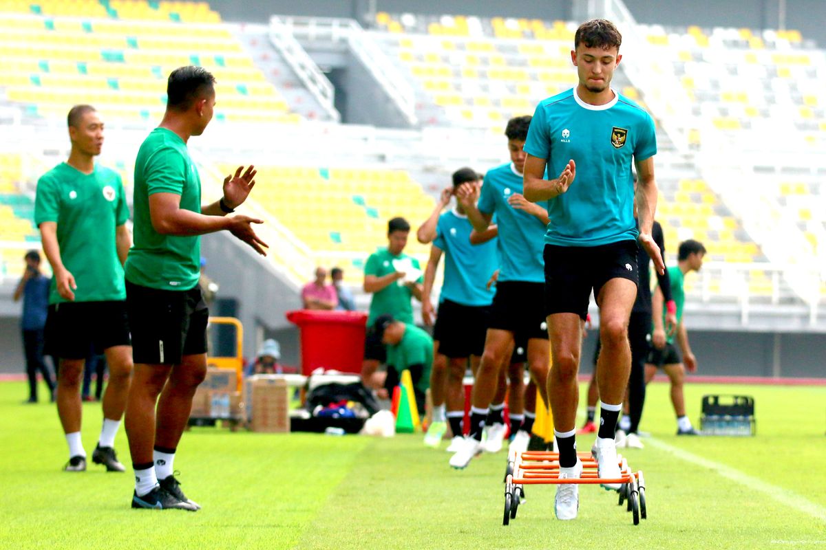 Jelang FIFA Matchday melawan Palestina, pemain Timnas Indonesia Ivar Jenner latihan bersama tim di Stadion Gelora Bung Tomo Surabaya, Selasa (6/6/2023) siang. Terkini, tiket Indonesia vs Palestina nyaris ludes terjual.