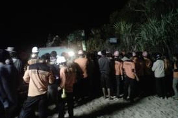Tim SAR gabungan saat berupaya mengevakuasi korban reruntuhan tebing pantai Sadranan Gunungkidul
