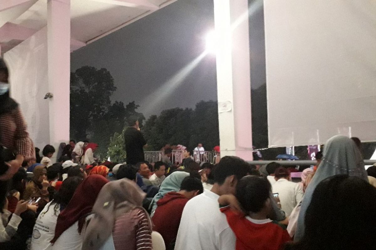 Beberapa penonton terpaksa berdiri saat nonton bareng upacara penutupan Asian Games 2018 di Istora Senayan, Minggu (2/9/2018).