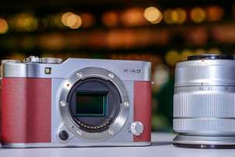 Kamera mirrorless Fujifilm X-A3 memiliki sensor APS-C dengan resolusi 24 megapiksel. Di bagian depannya terdapat kenop pemilih mode fokus (single, continuous, manual), tombol pelepas lensa, dan focus-asssist light.