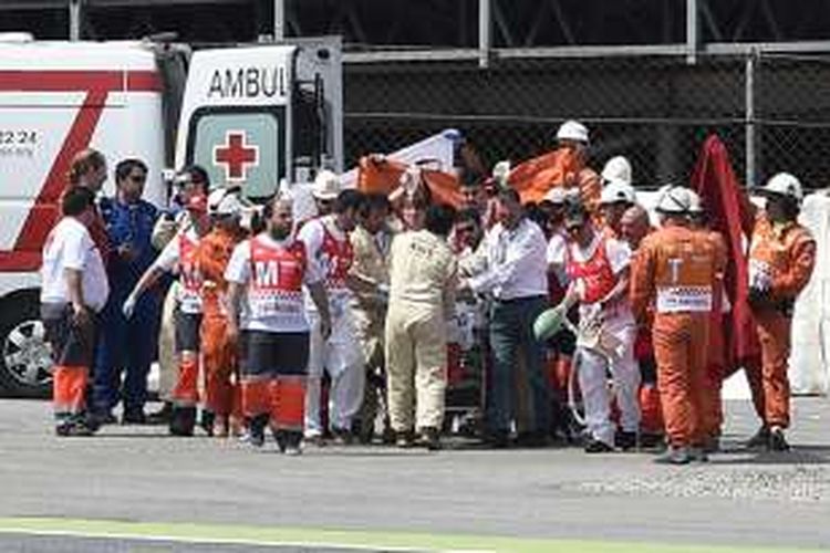 Pebalap Moto2 dari tim SAG asal Spanyol, Luis Salom, dirawat oleh tim medis setelah mengalami kecelakaan di tikungan 12 Sirkuit de Barcelona-Catalunya pada sesi latihan bebas kedua GP Catalunya, Jumat (3/6/2016).