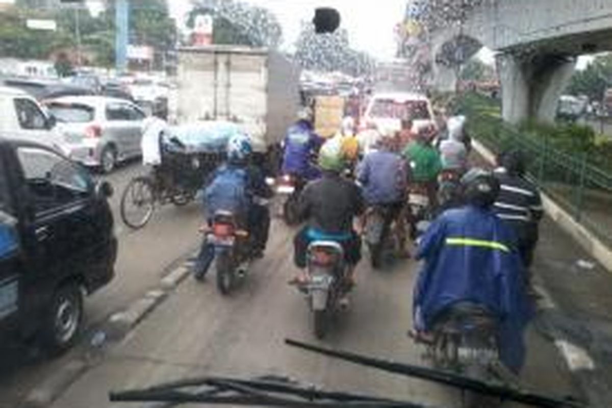 Ruas jalan dari arah Cempaka Putih menuju Senen terpantau macet akibat genangan dan jalan rusak pasca hujan yang mengguyur Jakarta dalam sepekan ini.