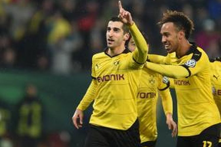Henrikh Mkhitaryan dan Pierre Emerick Aubameyang rayakan gol Borussia Dortmund ke gawang Augsburg, Rabu (16/12/2015). 