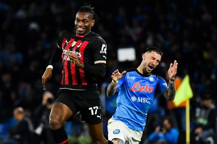 Penyerang sayap AC Milan, Rafael Leao (kanan), coba diadang oleh striker Napoli, Matteo Politano, dalam laga pekan ke-28 Liga Italia Serie A 2022-2023 yang digelar di Stadion Diego Armando Maradona, Naples, pada Minggu (2/4/2023) malam waktu setempat. Terkini, Milan akan menjamu Napoli pada laga leg pertama perempat final Liga Champions 2022-2023. Laga AC Milan vs Napoli akan digelar di Stadion San Siro, Italia, Kamis (13/4/2023) dini hari WIB. 