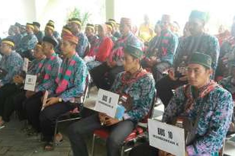 Calon jamaah haji kloter 60 asal Kabupaten Pasuruan yang berangkat ke Asrama Haji Sukolilo Surabaya, Kamis (01/09/2016)