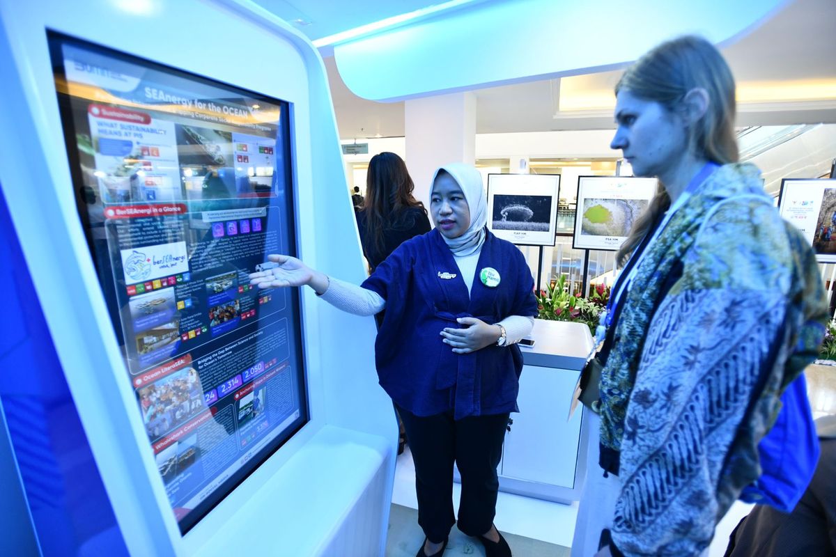 Perwira Pertamina Integrated Shipping memaparkan program konservasi kelautan ke pengunjung World Water Forum ke-10, yang tengah digelar di Bali. Pertamina Group memiliki berbagai upaya pelestarian alam, termasuk konservasi air, sebagai wujud komitmen perusahaan berkelanjutan. 