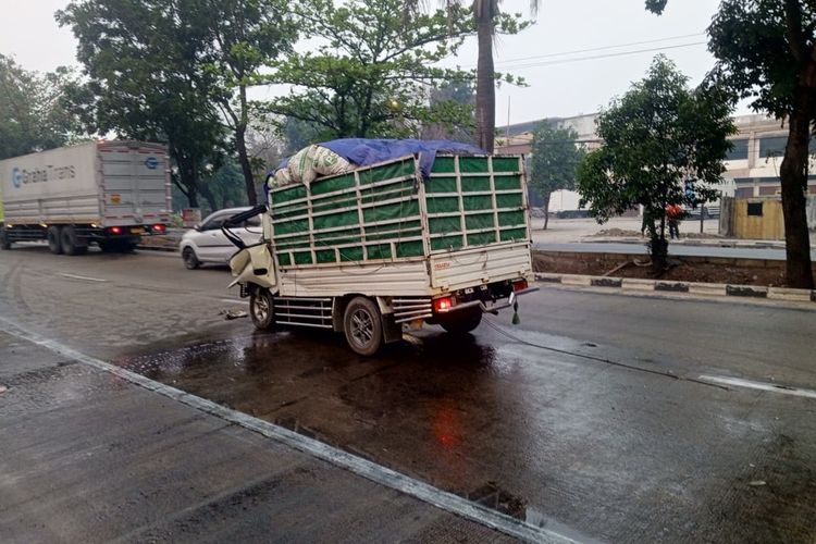 Pikap Hantam Truk yang Sedang Antre Solar di Palembang, Sopir Tewas