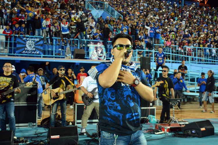 Band dKross meresmikan lagu kebangsaan alias anthem yang berjudul Kita Saudara sebelum Arema FC melawan PSIS Semarang pada Pekan 17 Liga 1 2019 di Stadion Kanjuruhan Kabupaten Malang, Jawa Timur, Sabtu (31/08/2019) malam.