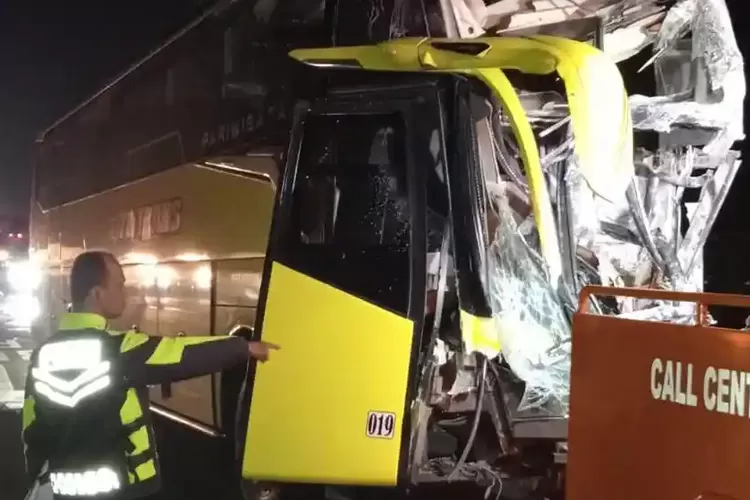 Bus Study Tour SMPN 2 Brangsong Kecelakaan di Tol Cipali, 1 Orang Tewas dan 10 Luka Ringan