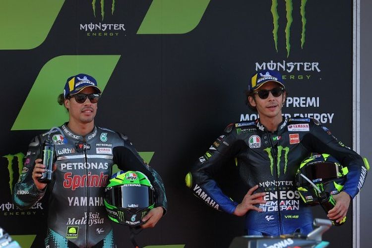 Pembalap Italia Petronas Yamaha SRT, Franco Morbidelli (tengah), posisi pertama, pembalap Prancis Petronas Yamaha SRT Fabio Quartararo (kiri), kedua dan pembalap Monster Energy Yamaha Valentino Rossi (kanan), ketiga, berpose setelah sesi kualifikasi MotoGP di Moto Grand. Prix de Catalunya di Circuit de Catalunya pada 26 September 2020 di Montmelo di pinggiran Barcelona.