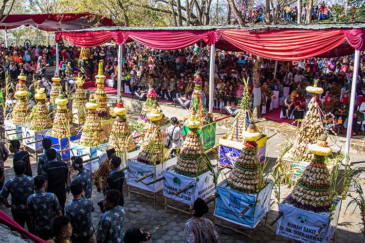 Kirab Gunungan Ketupat tahun 2019 yang diadakan di Bukit Sidoguro, Klaten Jawa Tengah. Rabu (12/06/2019).