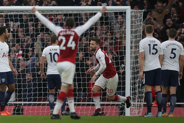Bek Arsenal, Shkodran Mustafi, merayakan gol timnya ke gawang Tottenham Hotspur pada pertandingan Premier League di Stadion Emirates, Sabtu (18/11/2017).