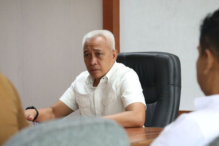 Direktur BU SPAM BP Batam, Denny Tondano, saat menjelaskan masalah penyaluran air bersih yang sudah terjadi selama dua pekan di Kota Batam, Kepulauan Riau.