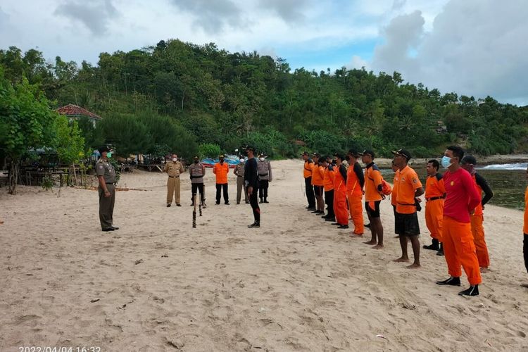 Operasi Pencarian Wisatawan Asal Palembang yang Hilang di Pantai Siung, Gunungkidul Senin (4/4/2022)