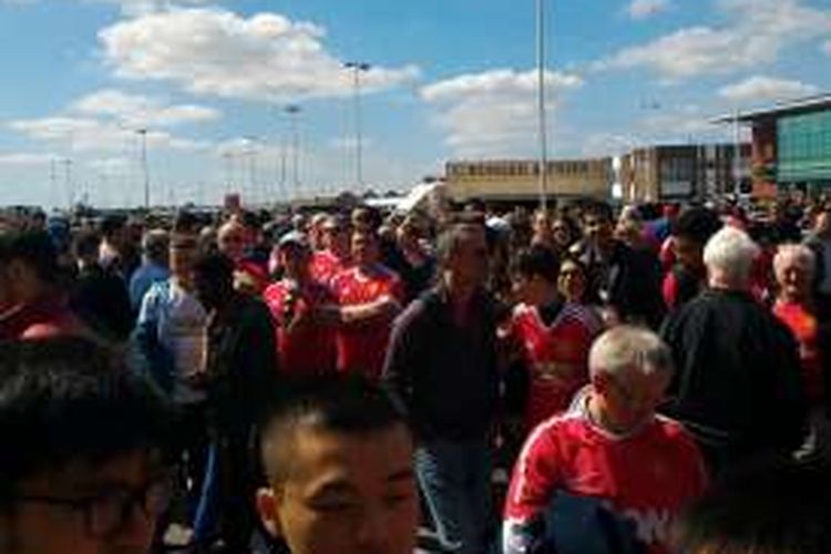 Situasi di sekitar Stadion Old Trafford setelah para penonton dievakuasi karena ditemukan sebuah paket mencurigakan. Laga antara Manchester United dan AFC Bournemouth pada Minggu (15/5/2016) pun dibatalkan demi keamanan.