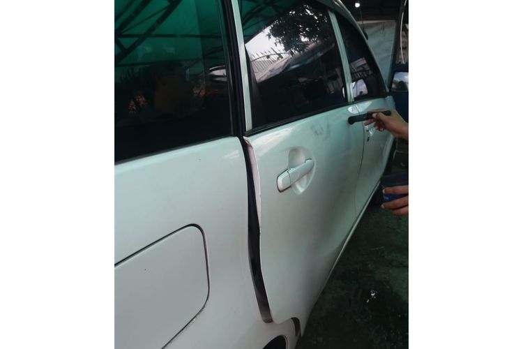Mobil Tim Peliputan TVOne dibobol maling di Jalan I Gusti Ngurah Rai, Duren Sawit, Jakarta Timur, Senin (27/1/2020).