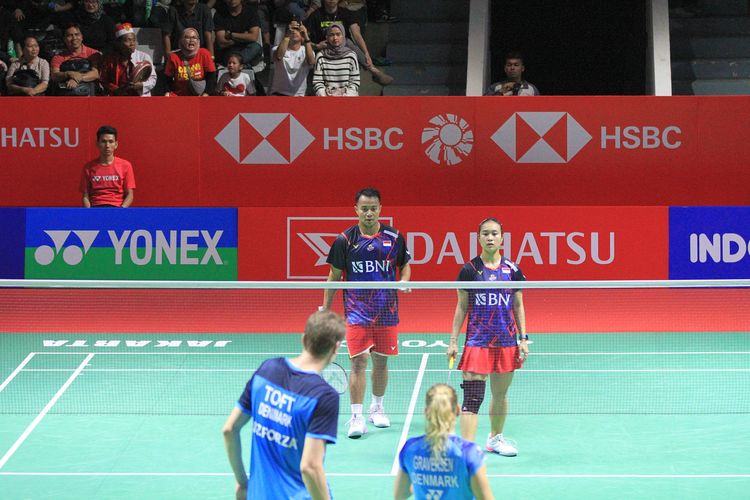 Aksi Rehan Naufal Kusharjanto/Lisa Ayu Kusumawati pada laga perempat final Indonesia Masters 2024 kontra Jesper Toft/Clara Graversen di Istora Senayan, Jakarta, pada Jumat (26/1/2024).