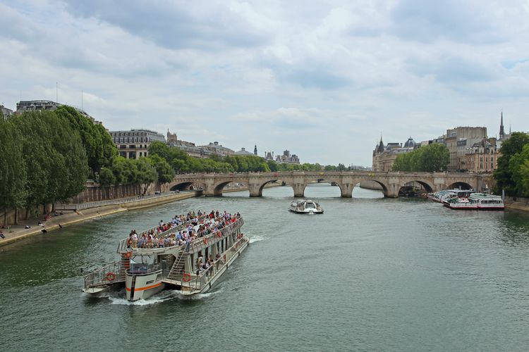 Ilustrasi river cruise di Sungai Seini, Paris, Perancis.
