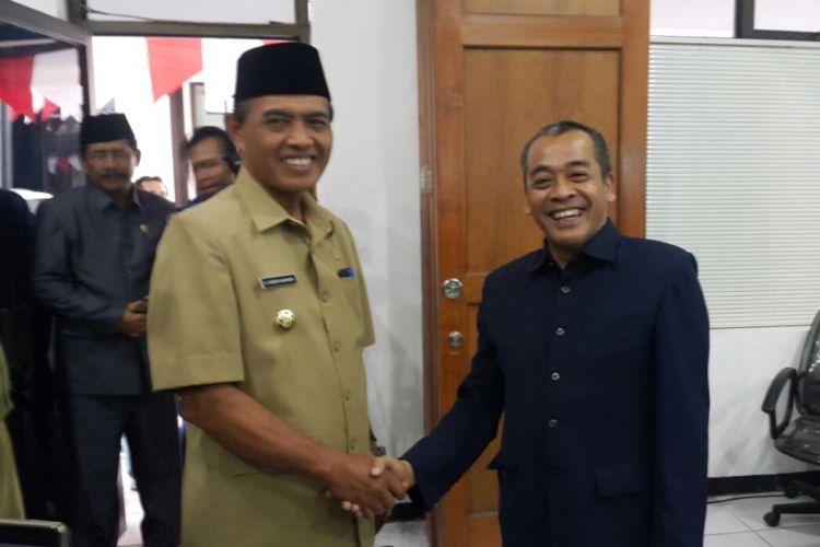 Adik Kandung Mantan Walikota Madiun, Bambang Irianto, Armaya (kanan) berjabat tangan dengan Walikota, Sugeng Rismiyanto setelah terpilih resmi sebagai Wakil Walikota Madiun sisa masa jabatan 2014-2019 di gedung DPRD Kota Madiun, Senin ( 28/8/2017) sore. 