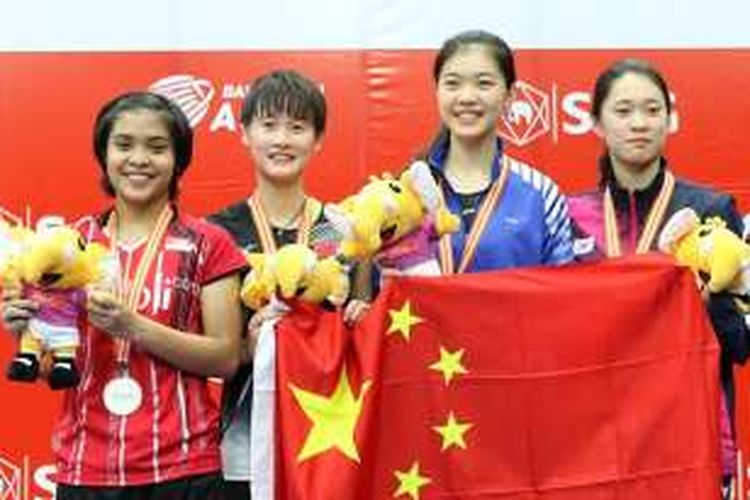 Gregoria Mariska (kiri) bersama tiga pemain China