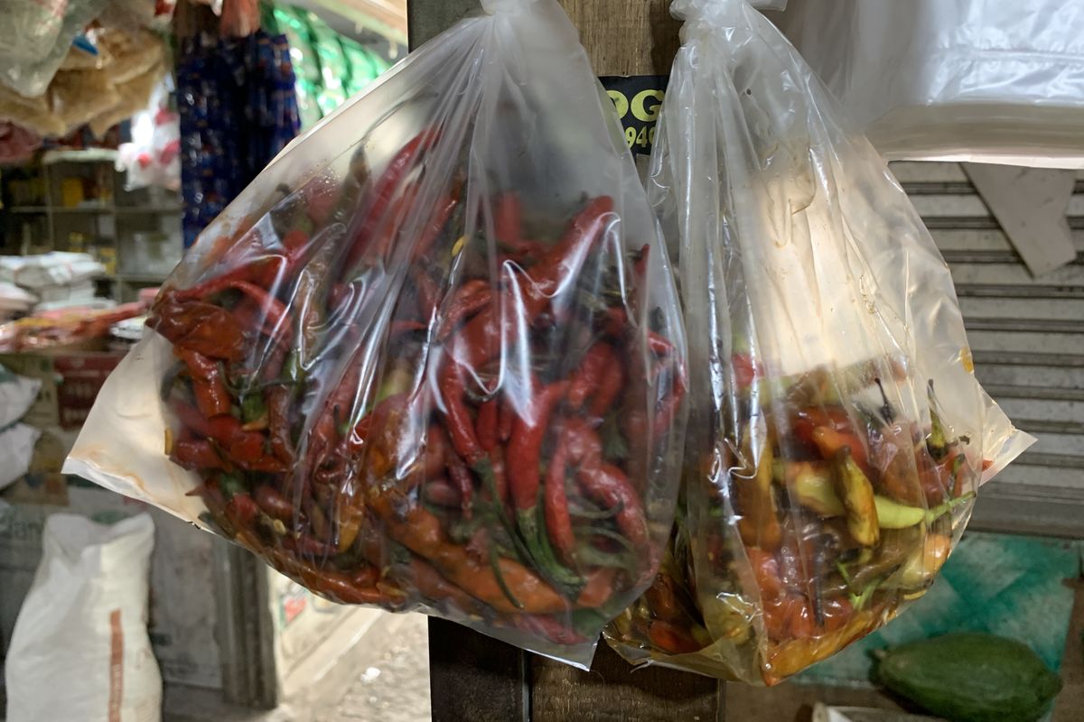 Kondisi cabai rawit merah hampir busuk dalam plastik seperempat kilo menjadi incaran pembeli di Pasar kranji Baru, Bekasi Barat, Kota Bekasi, Selasa (14/11/2023).