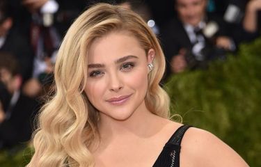 Chloe Grace Moretz menghadiri perhelatan Manus x Machina: Fashion In An Age Of Technology Costume Institute Gala atau yang biasa disebut Met Gala di Metropolitan Museum of Art, New York, 2 Mei 2016.