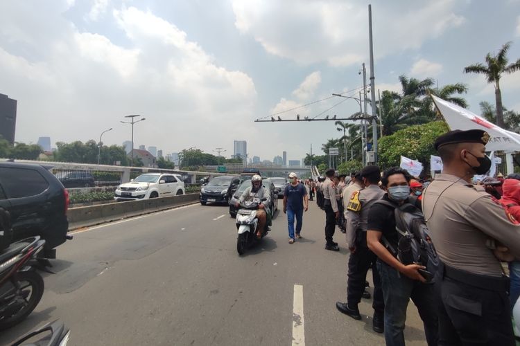 Sejumlah petani menggelar aksi demonstrasi di depan Gedung DPR/MPR, Jakarta, Selasa (27/9/2022) siang. Tidak ada pengalihan arus di Jalan Gatot Subroto, Jakarta Pusat.