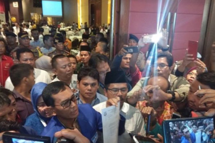 Pasangan bakal calon JR Saragih dan Ance Selian menunjukkan bukti-bukti berkas ijazahnya kepada media usai mengikuti rapat pleno KPU, di Hotel Mercure, Jalan Perintis Kemerdekaan, Medan, Senin (12/2/2018). Keduanya dinyatakan tak lolos karena terkendala persyaratan ijazah milik JR Saragih.