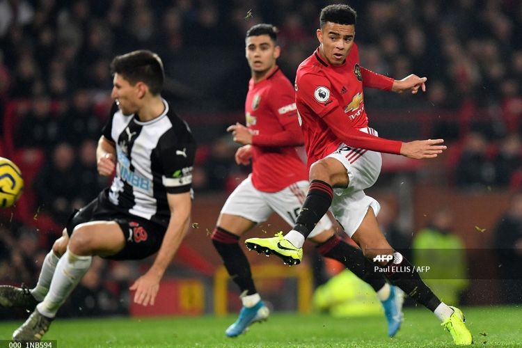 Pemain Manchester United, Mason Greenwood, mencetak gol ke gawang Newcastle United pada laga lanjutan Liga Inggris di Stadion Old Trafford, Kamis (26/12/2019).