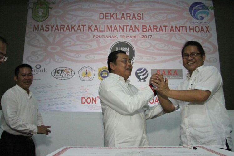 Menkominfo Rudiantara dan Gubernur Kalbar Cornelis saat Deklarasi Masyarakat Kalimantan Barat Anti Hoax di Pontianak (19/3/2017)