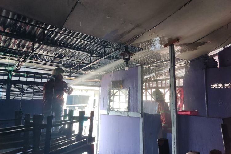 Petugas Damkar Kota Salatiga memadamkan api di warung ronde Mak Pari