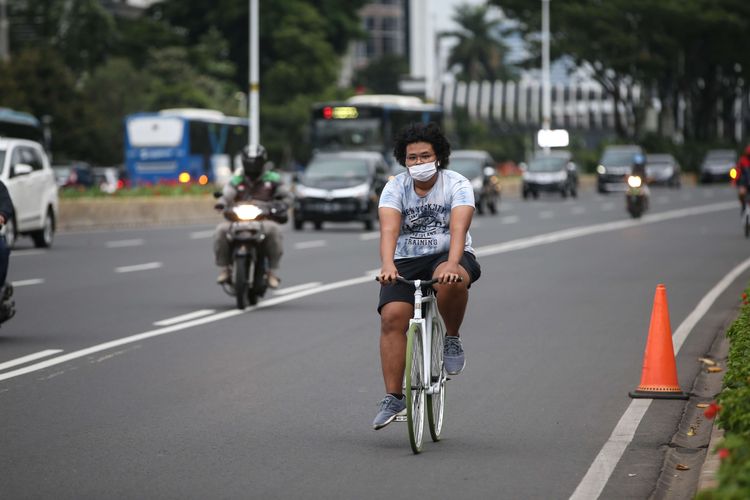 Warga bersepeda di Jalan Jenderal Sudirman, Jakarta, Senin (21/9/2020). Menteri Perhubungan Budi Karya Sumadi menerbitkan Peraturan Menteri Perhubungan Nomor 59 Tahun 2020 tentang Keselamatan Pesepeda di Jalan.