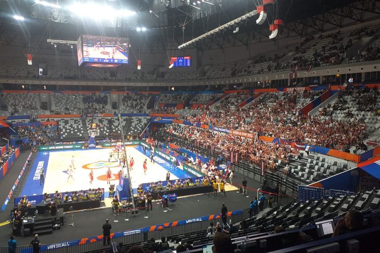 Suasana saat pertandingan timnas basket Latvia melawan Lebanon pada laga Grup H FIBA World Cup 2023 di Indonesia Arena, Jumat (25/8/2023).