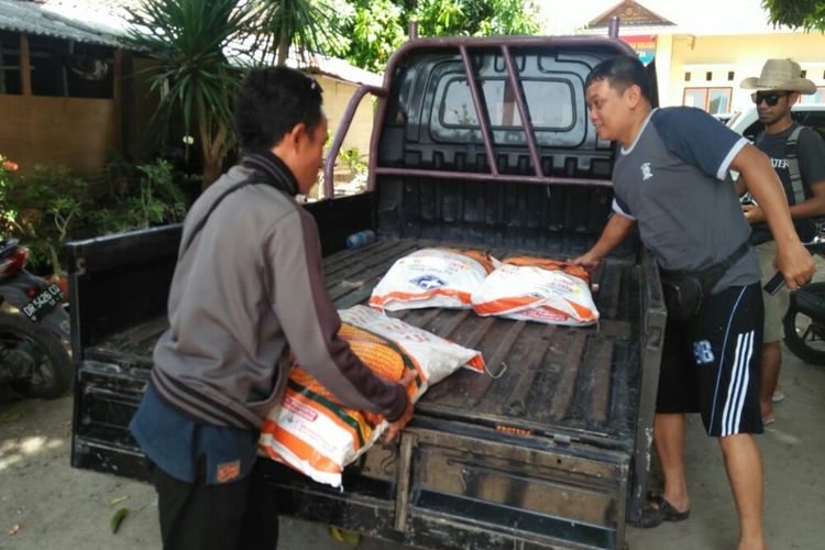 Petugas saat mengamankan benih jagung subsidi dari tangan kedua tersangka