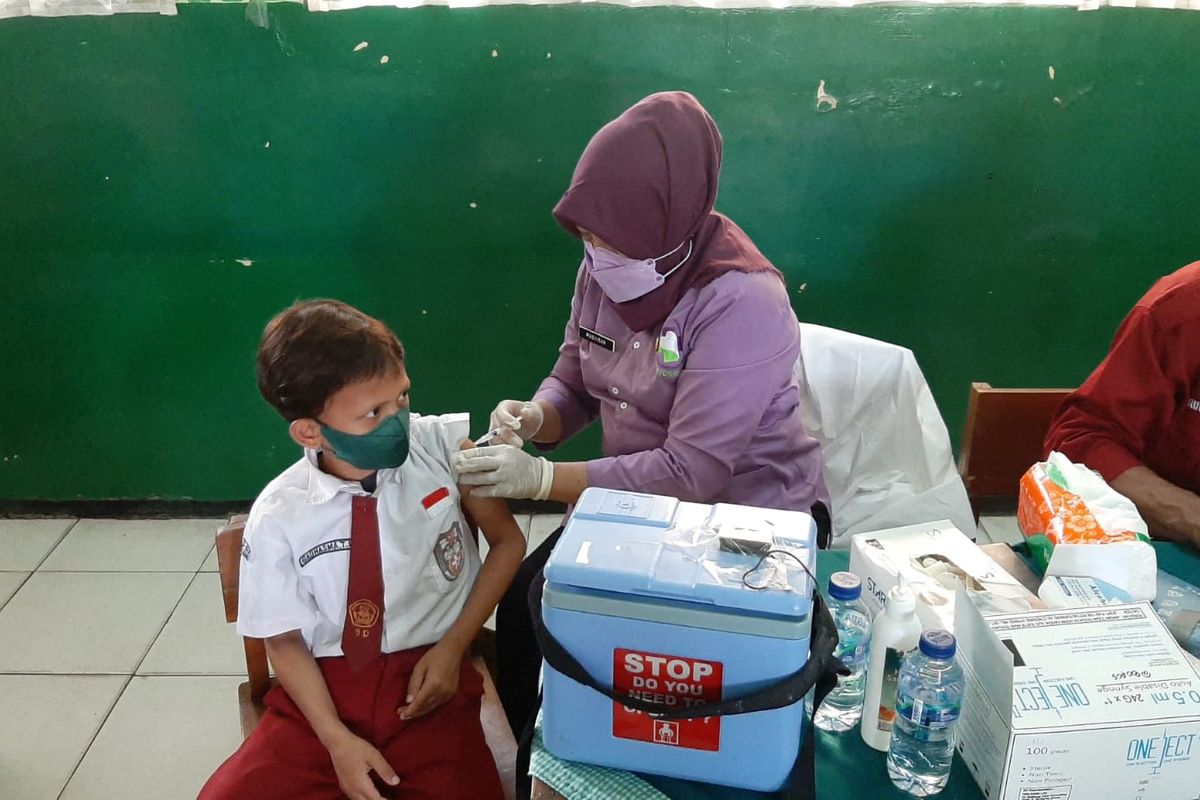 Proses vaksinasi Covid-19 untuk anak usia 6-11 tahun di Sekolah Dasar Negeri (SDN) Kebayoran Lama Utara 03, Selasa (14/12/2021).