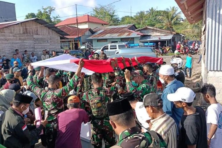 Jenazah Praka Alif Nur Angkotasan dibawa sejumlah anggota TNI untuk dimakamkan di tempat pemakaman di desa Pelauw, Kecamatan Pulau Haruku, Kabupaten Maluku Tengah, Kamis sore (20/5/2021)