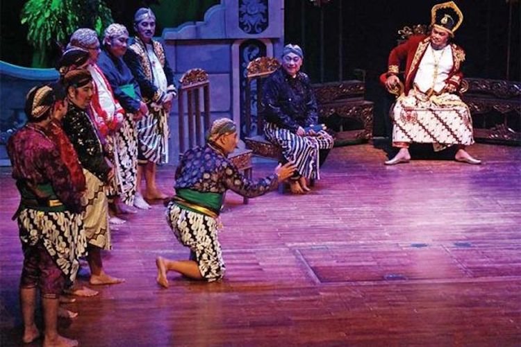 Anggota Himpuni berakting dalam pergelaran ketoprak guyonan di Teater Kecil Taman Ismail Marzuki Jakarta, Jumat (23/2/2018).