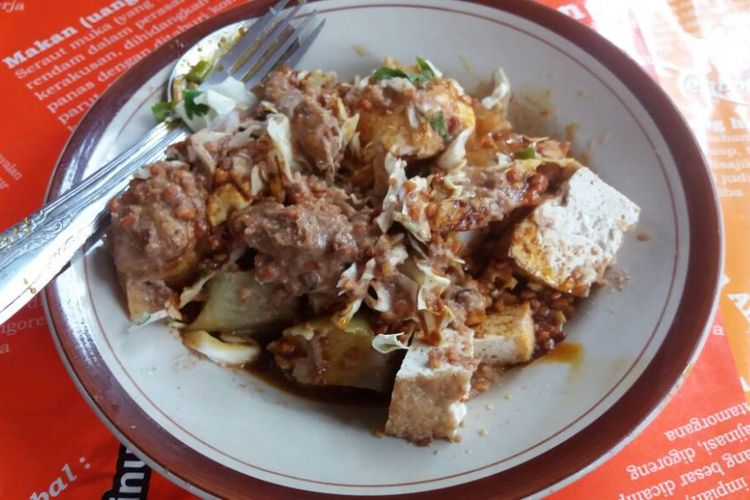 Tahu gimbal merupakan kuliner khas Semarang yang terdiri dari tahu goreng, lontong, bakwan udang, dan berbagai bahan lainnya.
