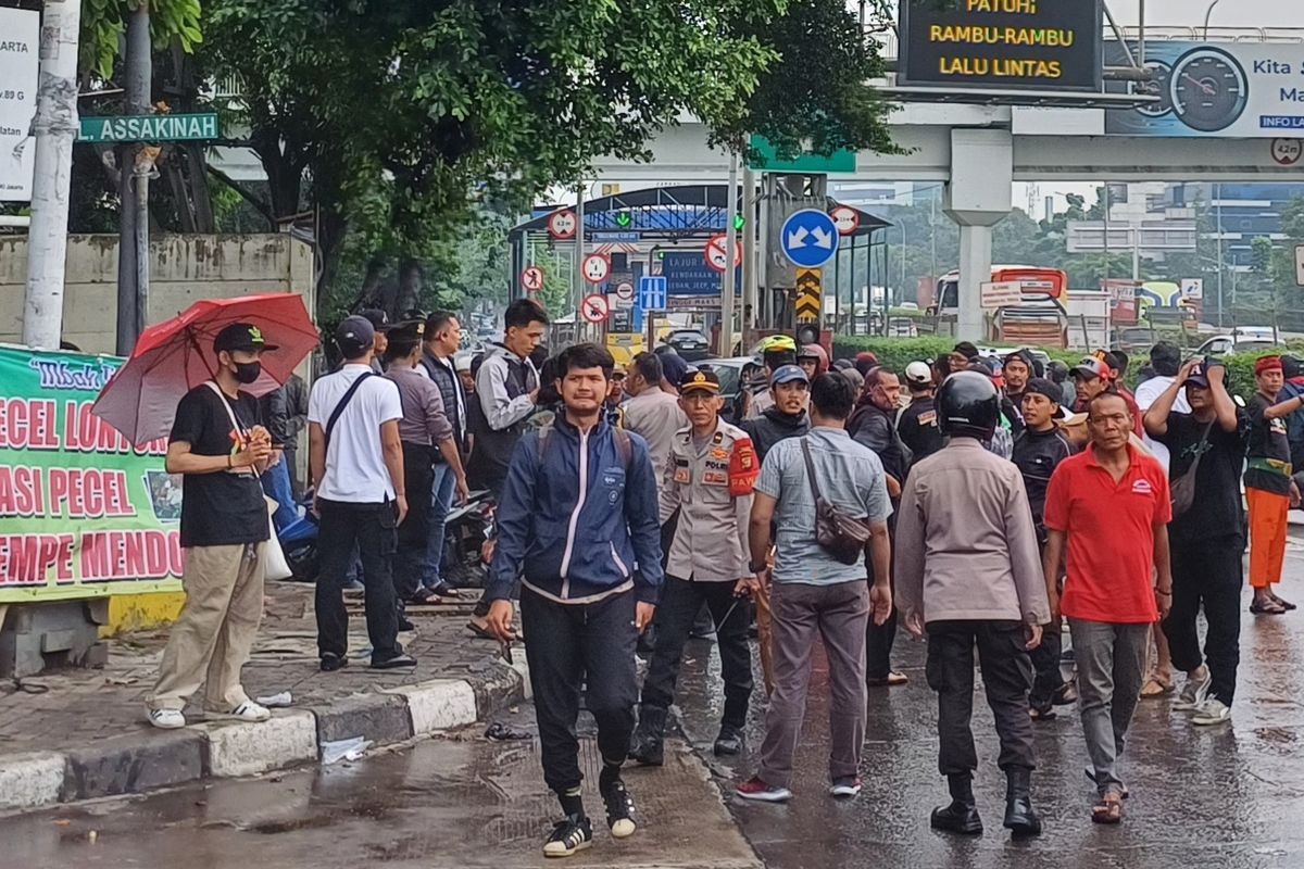 Penampakan salah satu kelompok organisasi masyarakat (ormas) yang berkumpul di pinggir Jalan TB Simatupang, Pasar Minggu, Jakarta Selatan, Selasa (18/6/2024).