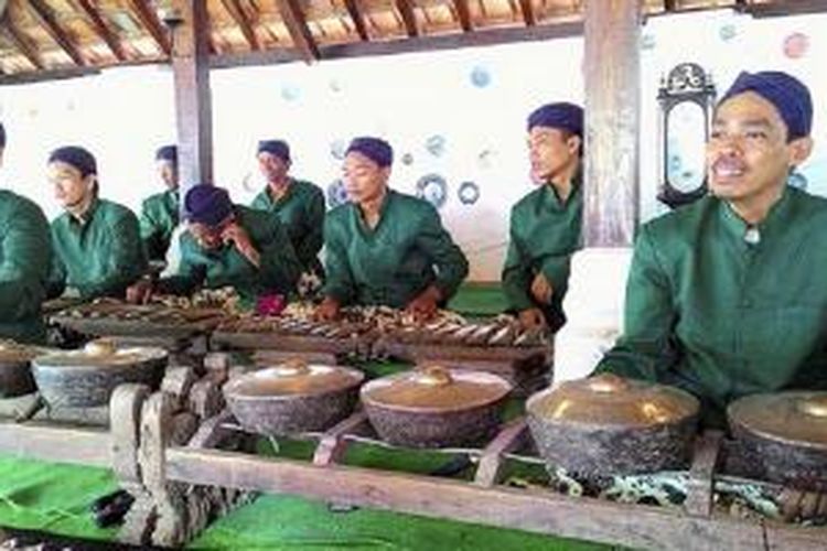 'Nayaga', pemain gamelan, memainkan gamelan pusaka di Keraton Kanoman, Kota Cirebon, Jawa Barat, Minggu (20/12/2015). Gamelan yang berumur lebih dari 500 tahun itu hanya dimainkan menjelang Maulid Nabi Muhammad SAW.